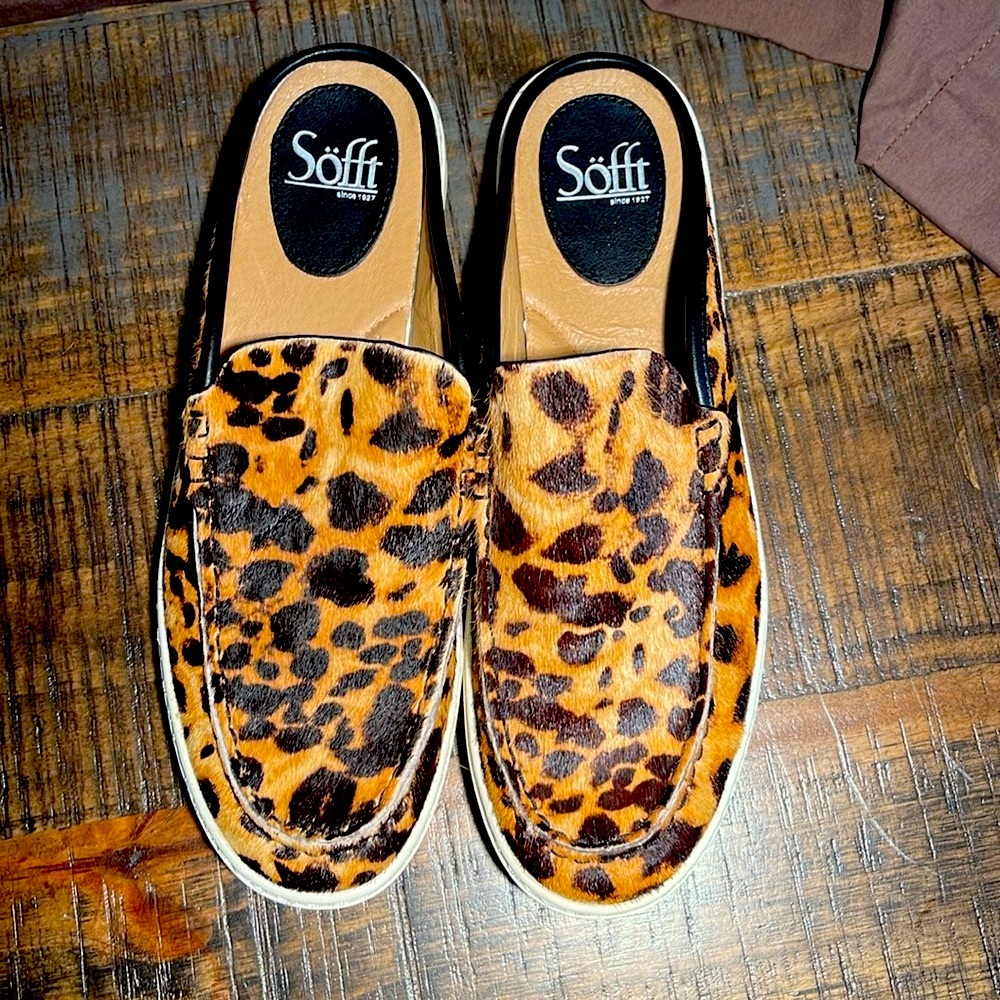 Sofft slip on loafer size 8.5 cow hide